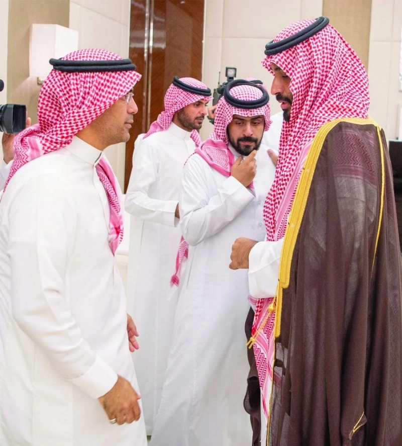 الأمير محمد بن سلمان لدى استقباله أسرة الفقيد عبدالعزيز الفغم