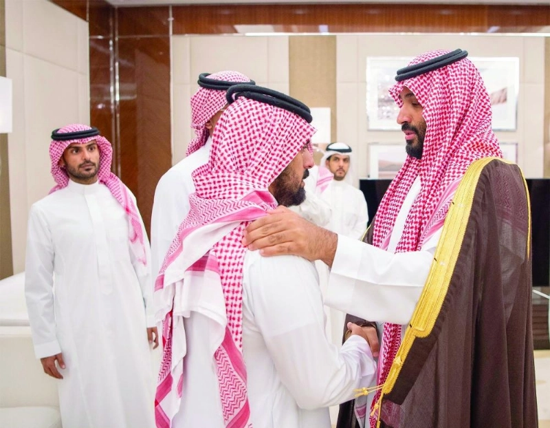 الأمير محمد بن سلمان لدى استقباله أسرة الفقيد