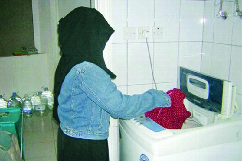 عاملة منزلية تعمل في أحد المنازل (مكة)