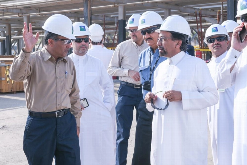 الوفد الإعلامي يستمع لشرح في موقع الحدث