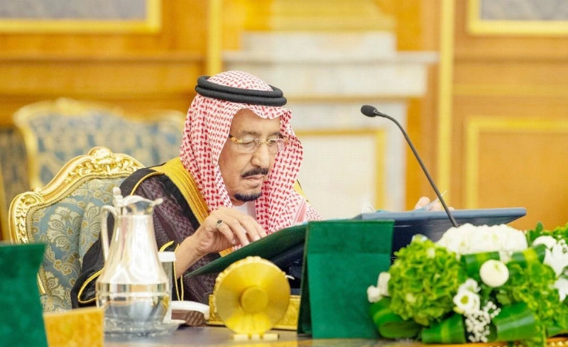 خادم الحرمين الشريفين خلال ترؤسه جلسة مجلس الوزراء في جدة أمس (واس)