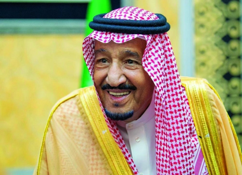 الملك سلمان لدى مغادرته جدة أمس (واس)