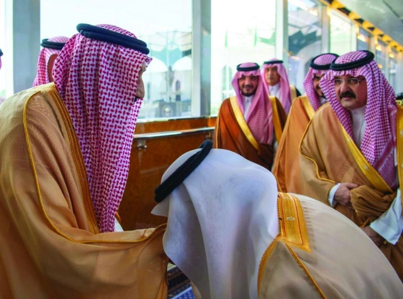 الملك سلمان لدى مغادرته جدة أمس (واس)