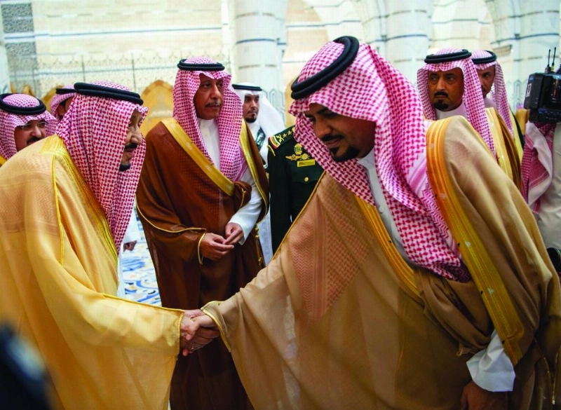 الملك سلمان لدى مغادرته جدة أمس (واس)