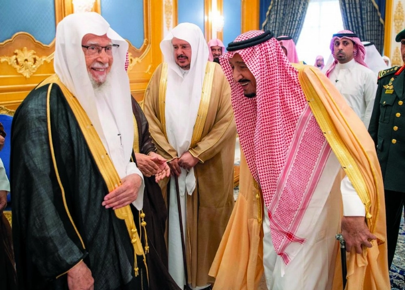 الملك سلمان لدى وصوله الرياض أمس (واس)