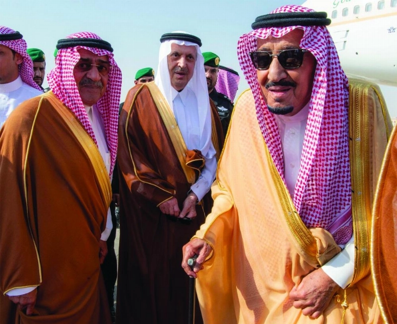 .. ولدى وصوله إلى الرياض وفي استقباله الأمير عبدالإله بن عبدالعزيز والأمير مقرن بن عبدالعزيز