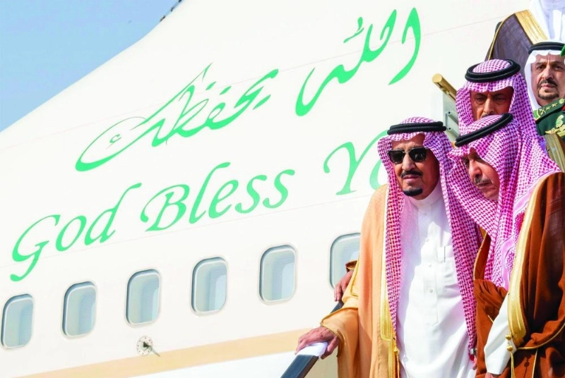 الملك سلمان لدى وصوله الرياض أمس (واس)