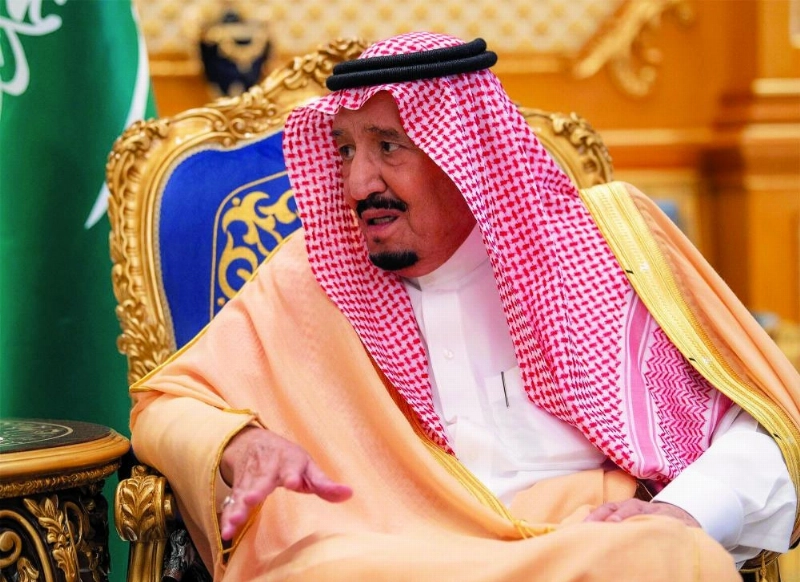 الملك سلمان لدى وصوله الرياض أمس (واس)
