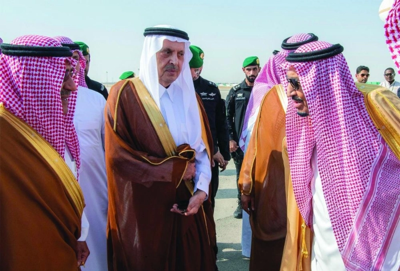 الملك سلمان لدى وصوله الرياض أمس (واس)