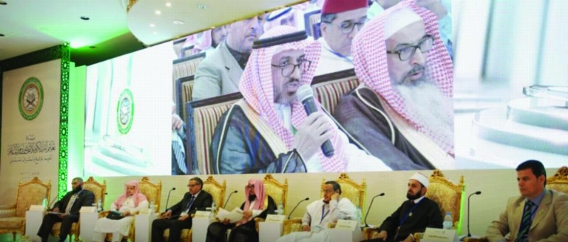 المتحدثون خلال الندوة (مكة)