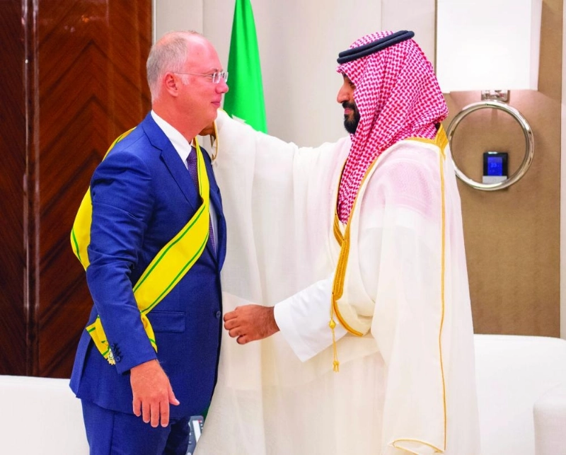 الأمير محمد بن سلمان مقلدا كيريل ديمترييف الوشاح (واس)