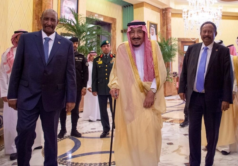 خادم الحرمين الشريفين يعقد جلسة مباحثات رسمية مع رئيس مجلس السيادة السوداني ورئيس مجلس الوزراء