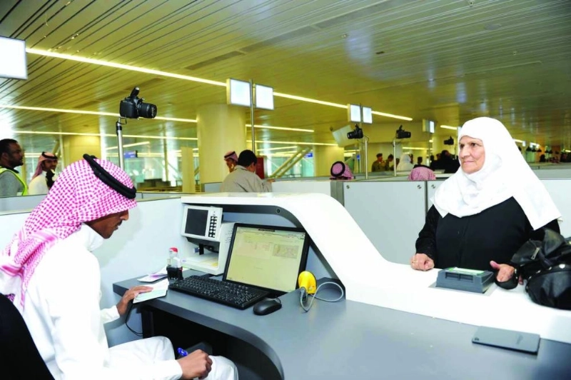 خلال إنهاء إجراءات مسافرين بمطار المدينة (مكة)