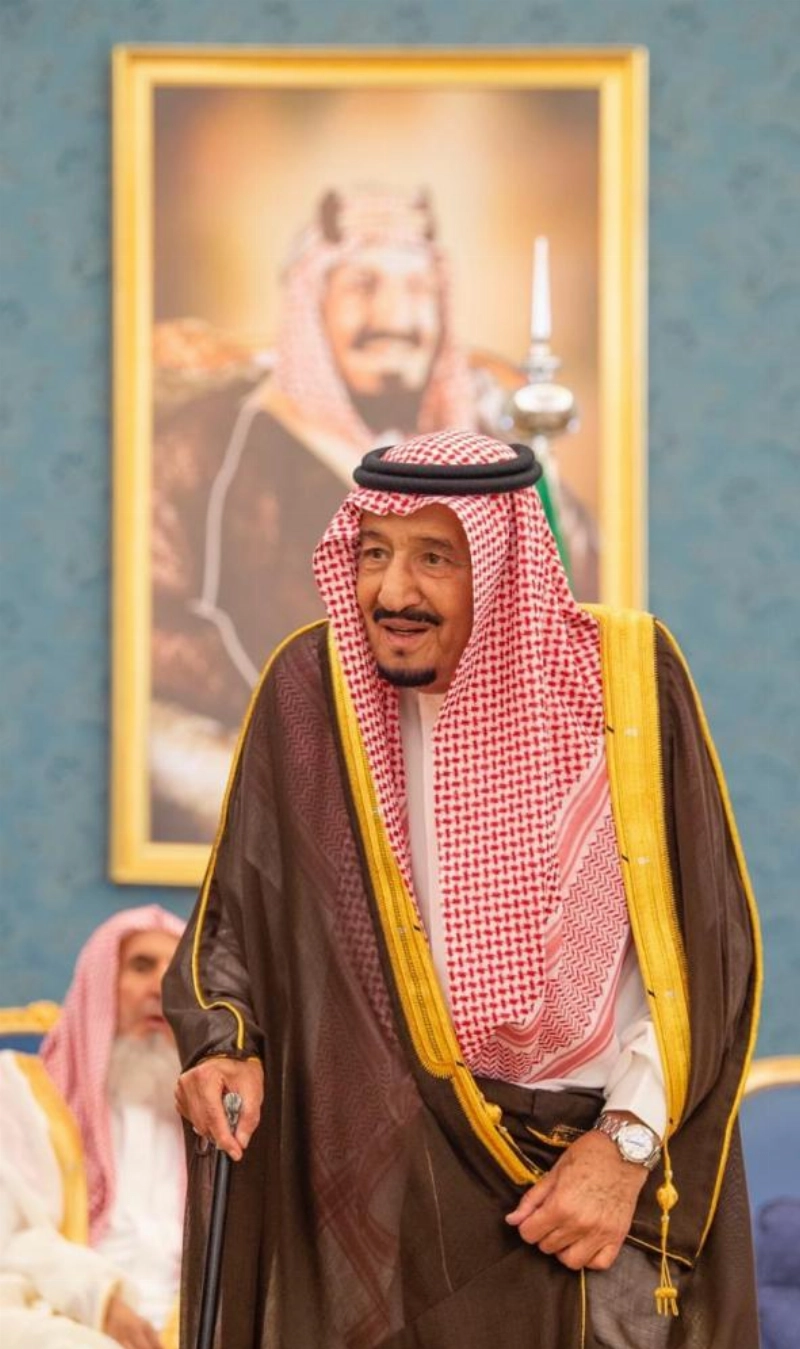 خادم الحرمين الشريفين خلال استقباله الأمراء وجمعا من المواطنين