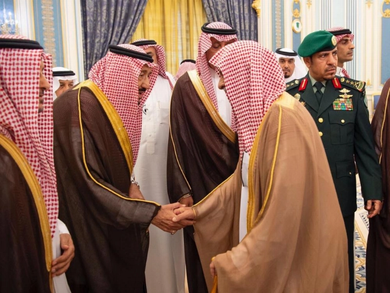 خادم الحرمين الشريفين خلال استقباله الأمراء وجمعا من المواطنين