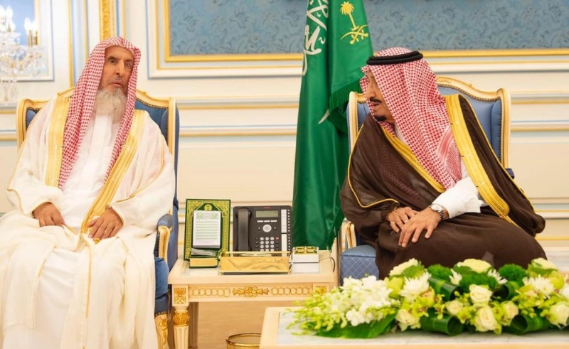 خادم الحرمين الشريفين خلال استقباله الأمراء وجمعا من المواطنين