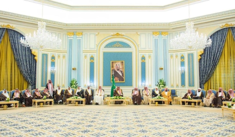 خادم الحرمين الشريفين خلال استقباله الأمراء وجمعا من المواطنين