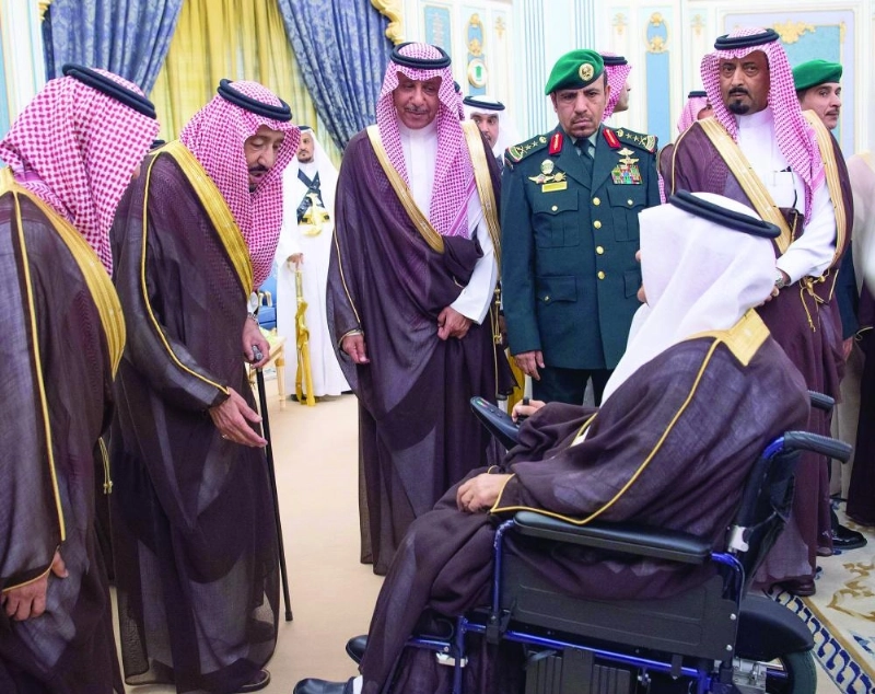 الملك سلمان لدى استقباله الأمراء والمفتي والعلماء ومواطنين في الرياض أمس (واس)