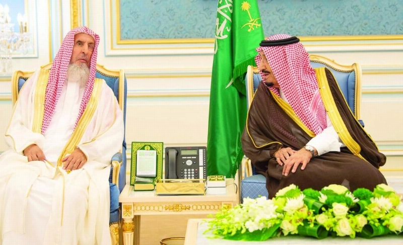 الملك سلمان لدى استقباله الأمراء والمفتي والعلماء ومواطنين أمس (واس)