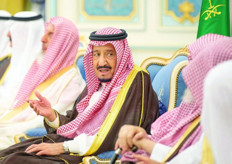 الملك سلمان لدى استقباله الأمراء والمفتي والعلماء ومواطنين أمس (واس)