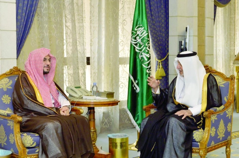 خالد الفيصل لدى استقباله فهد الماجد (مكة)