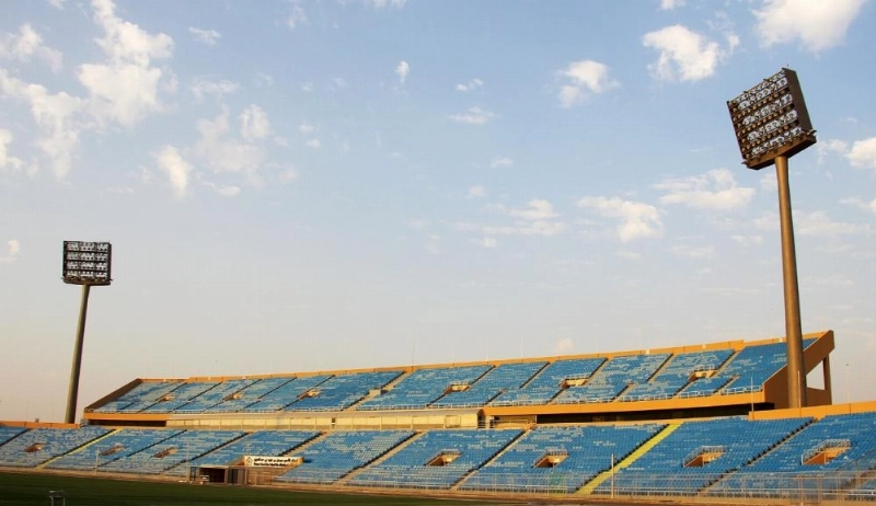 كراسي الملعب كما بدت أمس الأول (مكة)