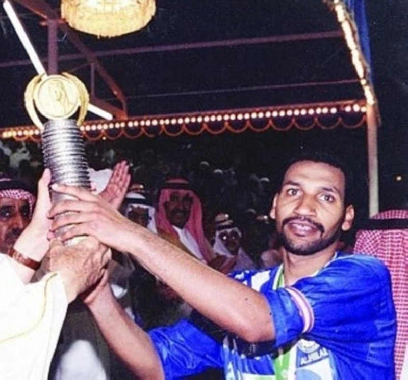 الشريدة متسلما كأس الصداقة (تويتر)