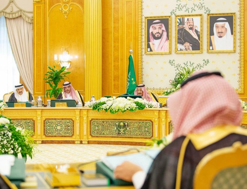 الملك سلمان لدى ترؤسه جلسة مجلس الوزراء في قصر اليمامة بالرياض أمس (واس)