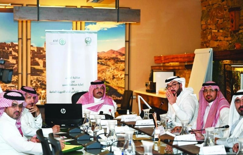 تركي بن طلال بعد توقيع مذكرة التعاون (مكة)
