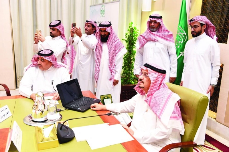 فيصل بن بندر خلال تدشين المنصة (مكة)