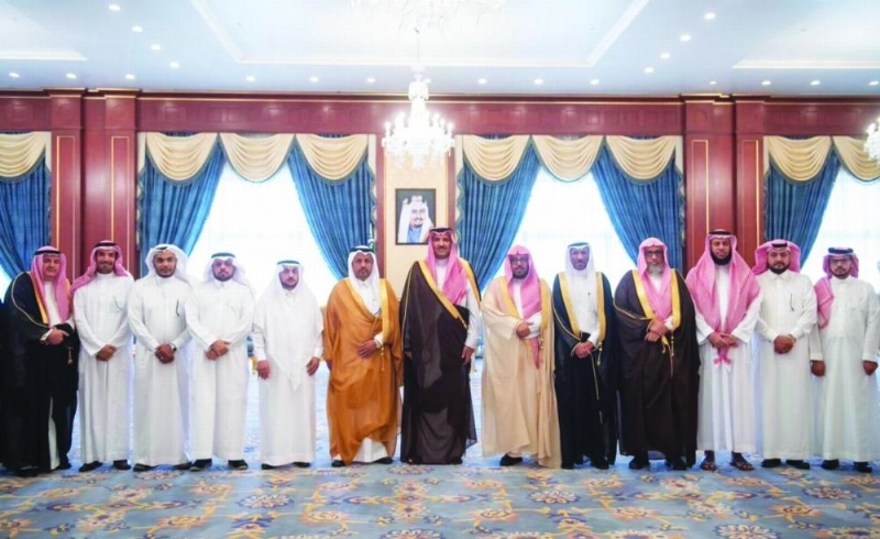 فيصل بن سلمان يتوسط أعضاء المجلس (مكة)