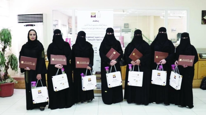 المتدربات بعد حصولهن على الشهادات (مكة)