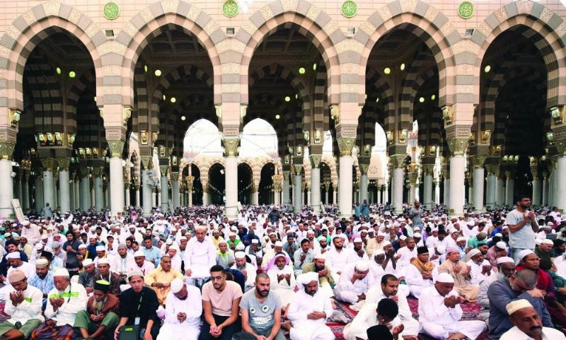 مصلون في رحاب المسجد النبوي (واس)