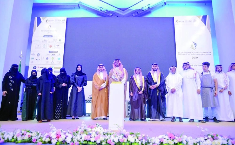 سعود بن خالد يتوسط عددا من المشاركين (واس)