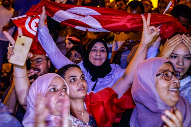 احتفالات في شوارع تونس (د ب أ)