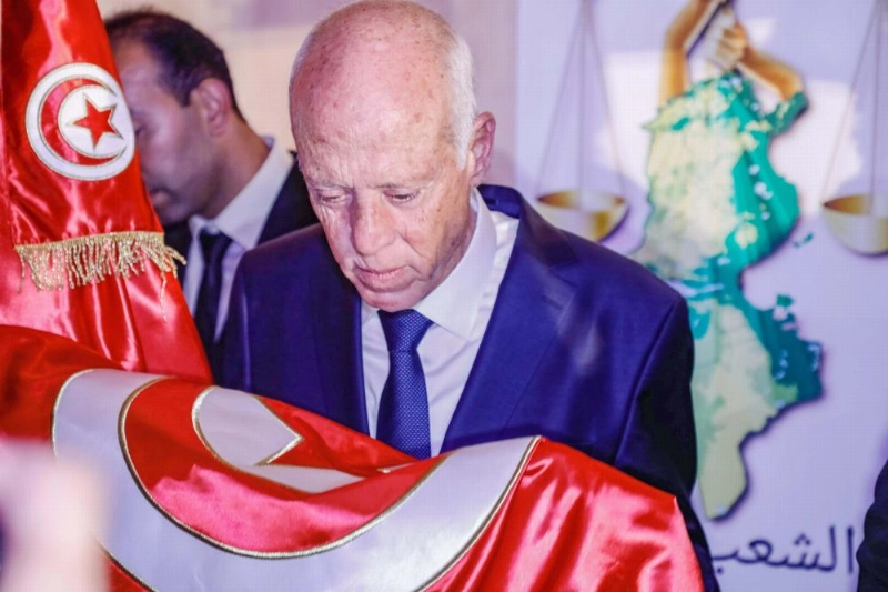 قيس سعيد يقبل العلم التونسي (د ب أ)