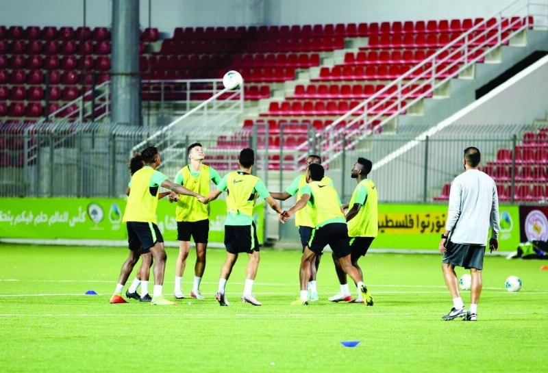 مجموعة من لاعبي الأخضر خلال الحصة الرئيسية بملعب فيصل الحسيني (الاتحاد السعودي)