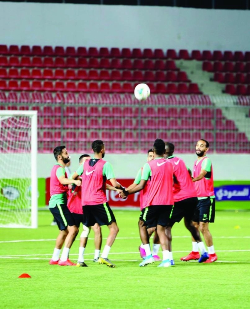 .. ومجموعة أخرى تنفذ توجيهات المدرب