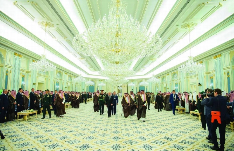 خادم الحرمين مستقبلا الرئيس الروسي في قصر اليمامة بالرياض أمس (واس)