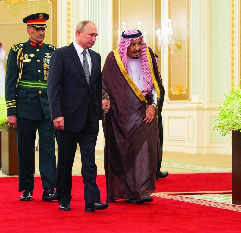 الملك سلمان لدى استقباله فلاديمير بوتين في قصر اليمامة بالرياض أمس (واس)