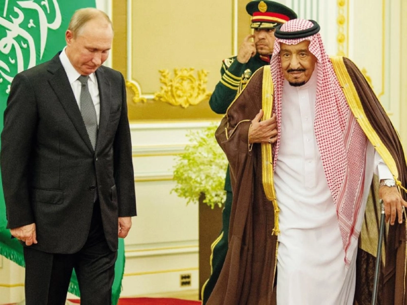 خادم الحرمين مستقبلا الرئيس الروسي في قصر اليمامة بالرياض أمس (واس)