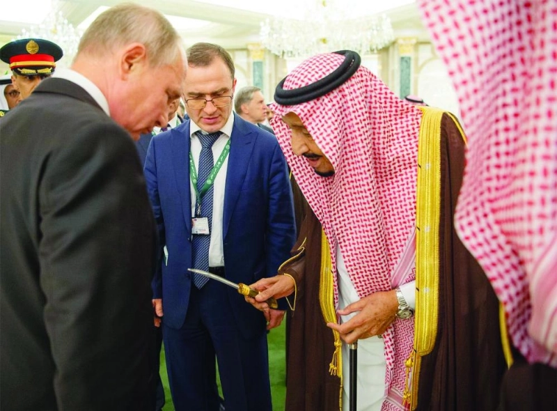 الملك سلمان يطلع بوتين على "الجنبية" التي يتزين بها "لخويا"