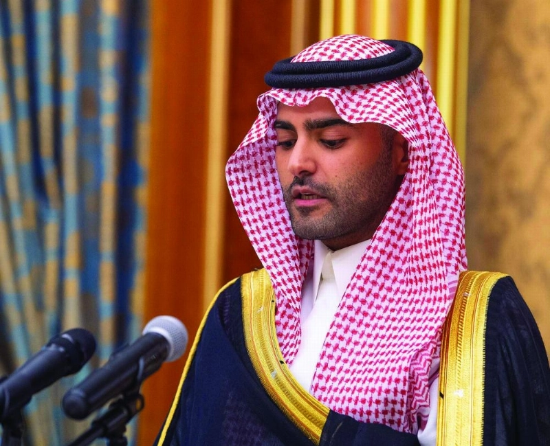 سلطان بن أحمد مؤديا القسم (واس)