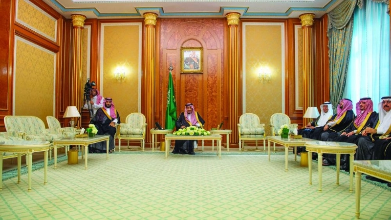 الملك سلمان خلال أداء سلطان بن أحمد القسم (واس)