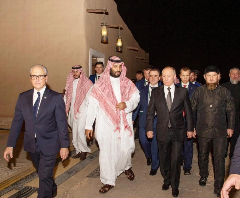 الأمير محمد بن سلمان وفلاديمير بوتين خلال تجولهما في الحي (واس)