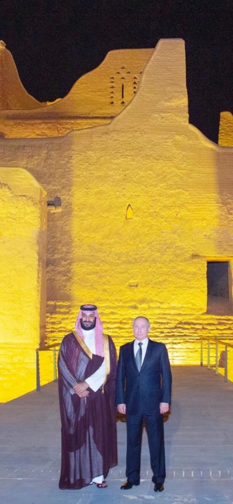 الأمير محمد بن سلمان وفلاديمير بوتين خلال تجولهما في الحي (واس)