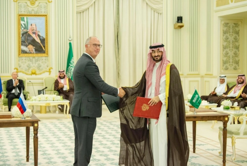 عبدالله بن بندر وكيريل ديمترييف عقب التوقيع