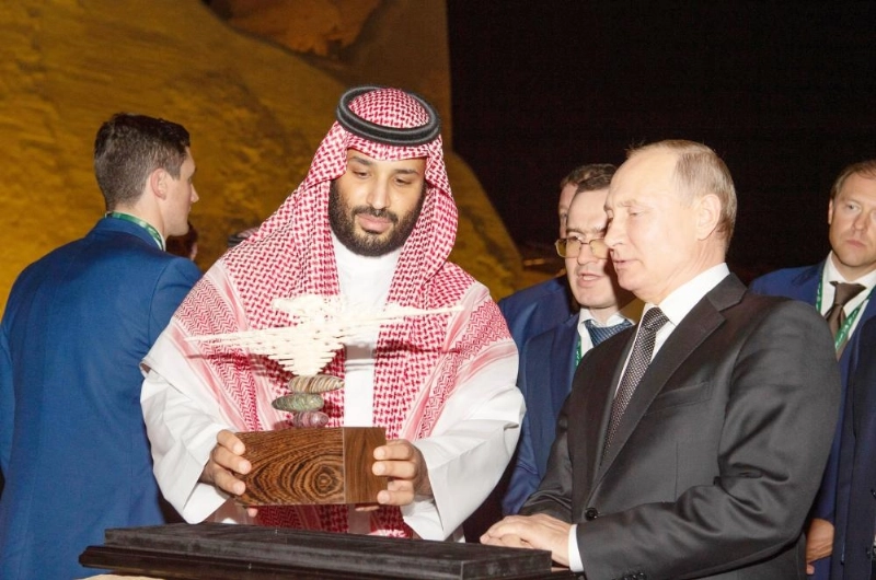 الأمير محمد بن سلمان وفلاديمير بوتين خلال تجولهما في حي طريف (واس)