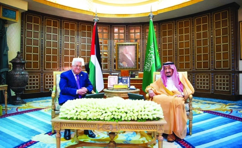 الملك سلمان خلال استقباله محمود عباس في الرياض أمس (واس)