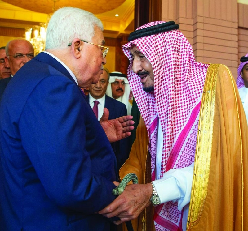 الملك سلمان خلال استقباله محمود عباس في الرياض أمس (واس)
